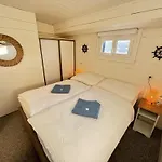 Hotel na wodzie Very Beautiful And Large Barge Just For Your Group, Unique In
