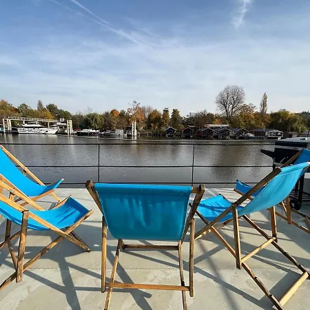 Large Barge, Unique And Atypical, Parking Bådhotel