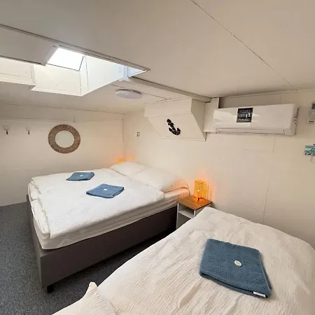 Large Barge, Unique And Atypical, Parking Hotel en barco *