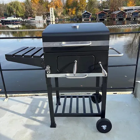 Large Barge, Unique And Atypical, Parking