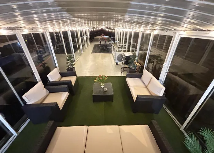 Large Barge, Unique And Atypical, Parking Πλωτό κατάλυμα