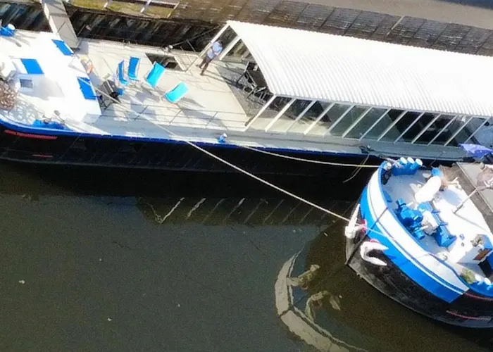 Πλωτό κατάλυμα Large Barge, Unique And Atypical, Parking Πράγα