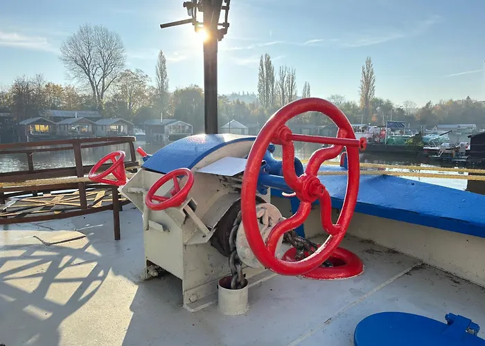 Large Barge, Unique And Atypical, Parking