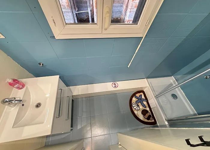 Large Barge, Unique And Atypical, Parking *